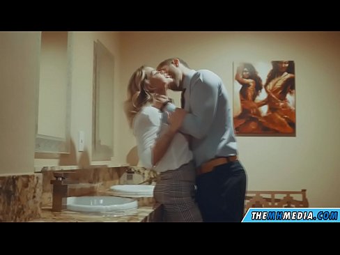 ❤️ Når en barmfagre blondine forfører deg på et offentlig toalett ❤️ Jævla video hos oss no.porn-mate.ru ❌️